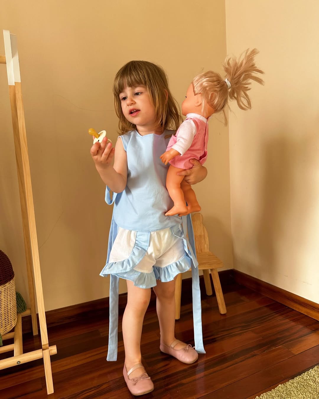 Set bleu cu volănașe pentru fetițe – handmade din 100% bumbac texturat – Handmade Lilisicopiii - imagine 4
